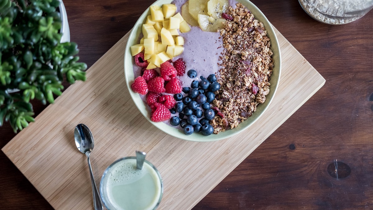 Un petit-déjeuner riche en fibres et en fruits : de petits gestes qui, cumulés, se ressentent la nuit.